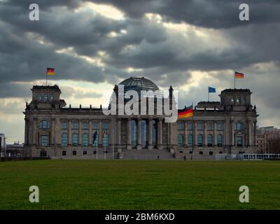 Berlin, Allemagne - 10 avril 2020 - le célèbre bâtiment du Parlement allemand 'Reichstag' avec un ciel spectaculaire. Banque D'Images