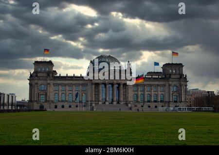 Berlin, Allemagne - 10 avril 2020 - le célèbre bâtiment du Parlement allemand 'Reichstag' avec un ciel spectaculaire. Banque D'Images