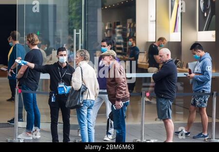 Sydney, Australie. Jeudi 7 mai 2020. L'Apple Store de Bondi Junction, dans la banlieue est de Sydney, ouvre ses portes ainsi que tous les autres Apple Store d'Australie, ce qui facilite les restrictions de verrouillage du coronavirus. Apple a ajouté des procédures de sécurité supplémentaires, notamment des contrôles de température et des distances sociales. Credit Paul Lovelace/Alamy Live News Banque D'Images