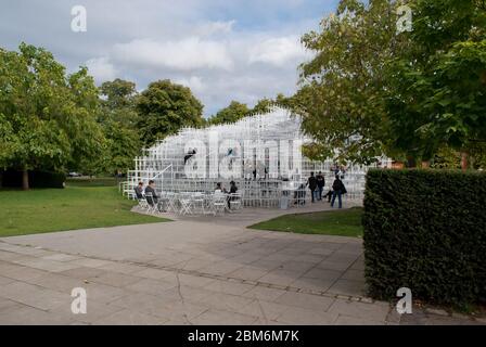 Pavillon d'été Galeries Serpentine Pavillon Serpentine 2013, Jardins Kensington, Londres, W2 3XA par Sou Fujimoto Banque D'Images