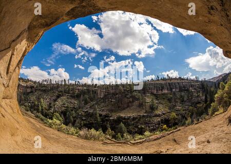 Vue depuis une grotte de la falaise de la culture Mogollon ancienne dans le monument national de Gila Cliff Dwellings, Nouveau-Mexique, États-Unis Banque D'Images