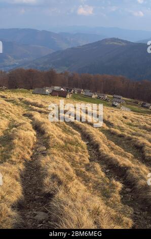 Paysage de printemps avec un village dans les montagnes. Carpates, Ukraine, Europe Banque D'Images