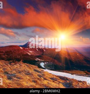 Matin en montagne. Sur une photo, la plus haute montagne des Carpates ukrainiens - Goverla de 2061 mètres est représentée. Banque D'Images