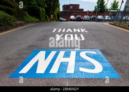 Merci NHS peint peinture de route Royaume-Uni. Message de soutien nos soignants à l'entrée d'un parking près de l'hôpital, Angleterre. Banque D'Images