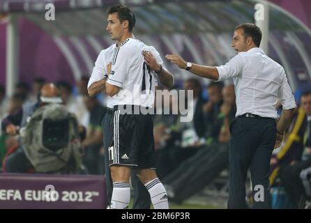 Lviv, Ukraine. 09e juin 2012. Firo Fuvuball, football, 06/09/2012 Euro Euro 2012 Championnat d'Europe Allemagne - Portugal 1: 0 M 04 1: 0 entraîneur fédéral Joachim Jogi LV? w Loew Gesture avec Miroslav Klose et Hansi Flick | usage dans le monde crédit: dpa/Alay Live News Banque D'Images