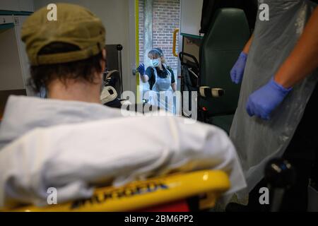 NOTE DE LA RÉDACTION : le patient a donné son consentement pour être photographié. Le nouveau ambulancier qualifié Nikki Philpott ouvre la porte de l'ambulance après avoir transporté un patient qui a déjà testé positif pour le virus COVID-19 à l'hôpital Queen Alexandra de Portsmouth, Hampshire. Banque D'Images