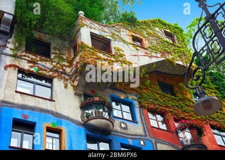 Hundertwasser House (Hundertwasserhaus) - une maison à Vienne, Autriche. Conçu par l'artiste et architecte autrichien Friedensreich Hundertwasser Banque D'Images