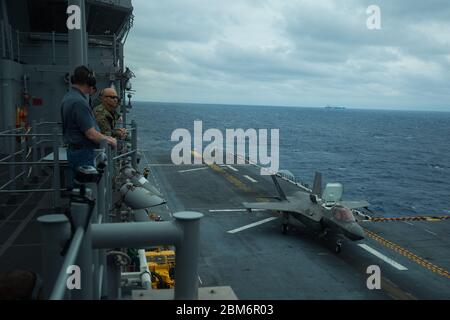 MER DE CHINE ORIENTALE (27 avril 2020) Marines avec la 31e unité expéditionnaire maritime (MEU) et des marins à bord d'un navire d'assaut amphibie USS America (LHA 6) regardent un F-35B Lightning II avec le Marine Medium Tiltrotor Squadron (VMM) 265 (renforcé), 31e MEU, Décollage du pont de vol du navire d'assaut amphibie USS America (LHA 6). L'Amérique, navire amiral du groupe America Expeditionary Strike Group, 31e équipe de MEU, opère dans la zone d'opérations de la 7e flotte américaine pour améliorer l'interopérabilité avec les alliés et les partenaires et servir de force de réaction prête à défendre la paix et la stabilité dans le Banque D'Images