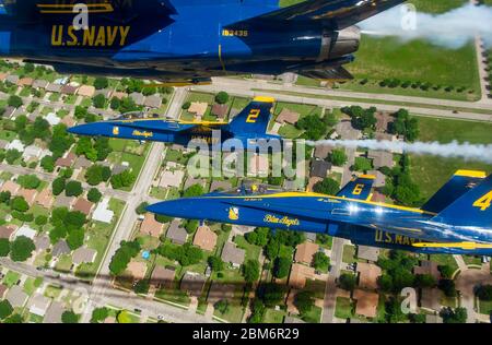 200506-N-YO638-2407 DALLAS (Texas) (le 6 mai 2020) le Blue Angels, escadron de démonstration de vol de la marine américaine, survole Dallas (Texas), le 6 mai 2020. Le survol a été fait partie de l'Amérique fort; un salut collaboratif de la Marine et de l'Armée de l'Air pour reconnaître les travailleurs de la santé, les premiers intervenants, les militaires et d'autres personnels essentiels tout en restant en solidarité avec tous les Américains pendant la pandémie COVID-19. (ÉTATS-UNIS Photo de la marine par le Spécialiste communication de masse 2e classe Cody Hendrix/publié) Banque D'Images