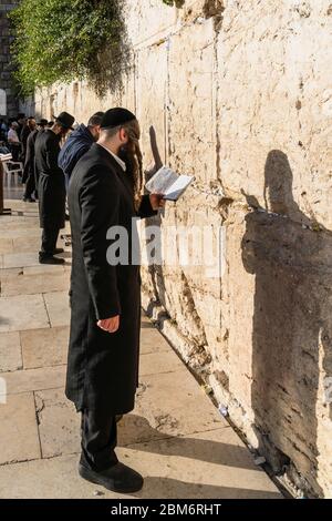 Israël, Jérusalem, le mur occidental, les hommes juifs adorent le mur occidental du Mont du Temple dans le quartier juif de la vieille ville de Jérusalem. La vieille ville et ses murs sont classés au patrimoine mondial de l'UNESCO. Banque D'Images