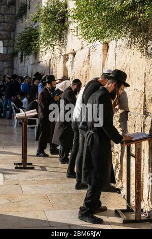 Israël, Jérusalem, le mur occidental, les hommes juifs adorent le mur occidental du Mont du Temple dans le quartier juif de la vieille ville. La vieille ville de Jérusalem et ses remparts sont classés au patrimoine mondial de l'UNESCO. Banque D'Images