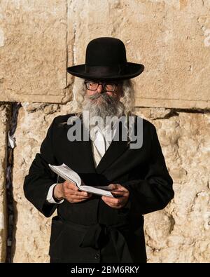 Israël, Jérusalem, le mur occidental, UN juif haredique adore le mur occidental du Mont du Temple dans le quartier juif de la vieille ville. La vieille ville de Jérusalem et ses remparts sont classés au patrimoine mondial de l'UNESCO. Banque D'Images