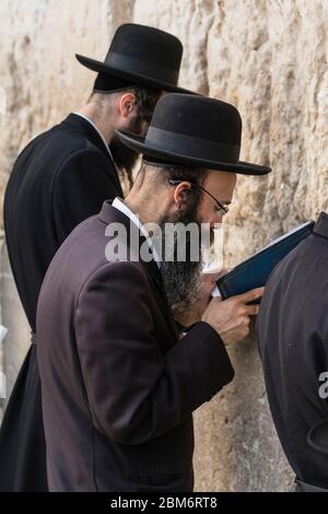 Israël, Jérusalem, le mur occidental, les hommes juifs adorent le mur occidental du Mont du Temple dans le quartier juif de la vieille ville. La vieille ville de Jérusalem et ses remparts sont classés au patrimoine mondial de l'UNESCO. Banque D'Images