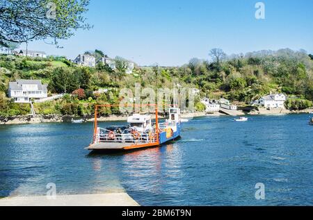 Le ferry quitte Fowey dans Cornwall et se dirige vers Bodinnick où l'on peut voir une maison appartenant à Daphne du Maurier. Bleu, ciel bleu et vert Banque D'Images