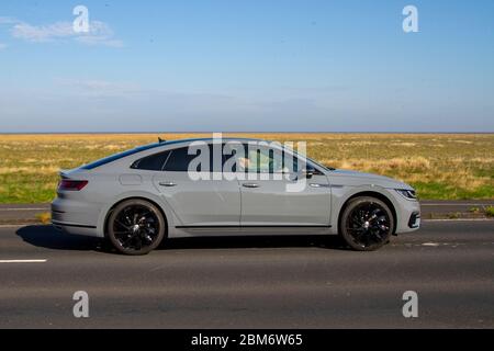 2020 gris VW Volkswagen Arteon R-Line Edition TSI ; véhicules mobiles pour la circulation routière, conduite de véhicules sur les routes britanniques, moteurs, conduite à Southport, Royaume-Uni Banque D'Images