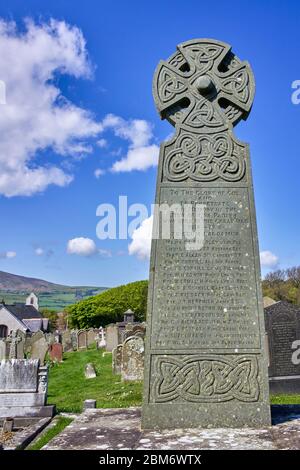 La pierre commémorative de la première Guerre mondiale de style celtique dans le cimetière de Maughold Banque D'Images