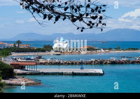 L'église d'Agioi Anargyroi dans le village de Skala avec sa plage de sable blanc sur la petite île grecque d'Agistri, Golfe Saronique, Grèce Banque D'Images