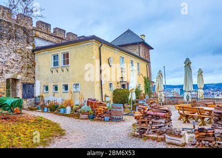 Le petit bâtiment annexé au mur médiéval sur le bord de la colline de Monchsberg et sert de restaurant et auberge, Salzbourg, Autriche Banque D'Images