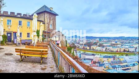 La salle à manger extérieure du petit café, situé au sommet de la colline de Monchsberg, superbe vue sur la vieille ville de Salzbourg, Autriche Banque D'Images