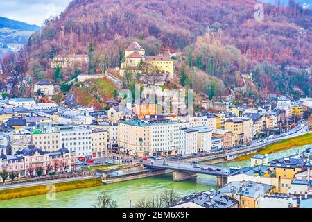 SALZBOURG, AUTRICHE - 1er MARS 2019 : profitez d'une vue imprenable depuis la colline de Monchsberg, dans un quartier médiéval, avec le monastère de Capuchin, sur la colline de Kapuzinerberg, dans la région de Ma Banque D'Images