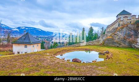 Les murs défensifs historiques préservés sur le sommet de la colline de Monchsberg à Salzbourg, Autriche Banque D'Images