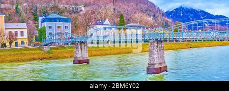 SALZBOURG, AUTRICHE - 1er MARS 2019 : passerelle en métal Mozartsteg au-dessus de la rivière Salzach, le 1er mars à Salzbourg Banque D'Images