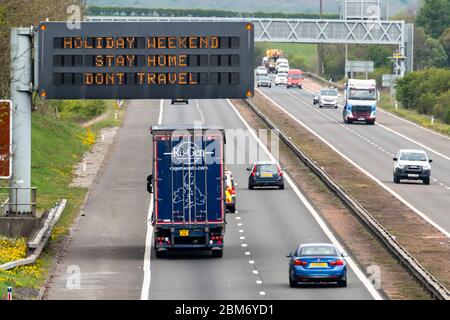 Dunfermline, Écosse, Royaume-Uni. 7 mai 2020. Le trafic de l'après-midi sur la M90 à Fife est sensiblement plus lourd que la normale pendant le confinement du coronavirus. Panneau d'avertissement indiquant aux automobilistes de rester à la maison pendant le week-end de vacances. Iain Masterton/Alay Live News. Banque D'Images