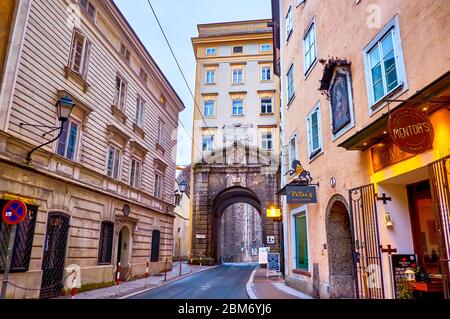 SALZBOURG, AUTRICHE - 1er MARS 2019 : le Gstattentor médiéval est l'une des plus anciennes portes de la ville, situé dans l'étroite rue Gstattengasse entre les deux Banque D'Images