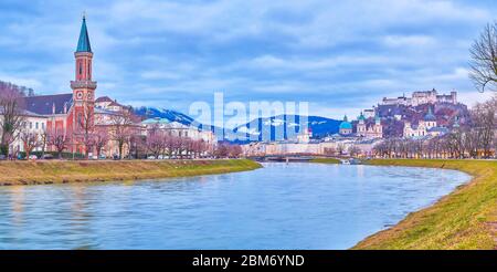 SALZBOURG, AUTRICHE - 1er MARS 2019 : vue panoramique sur les quartiers historiques de Salzbourg sur les rives de la rivière courbe de Salzach, le 1er mars à Salzbourg, en Allemagne Banque D'Images