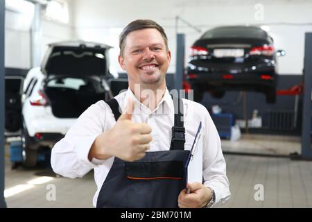 Homme joyeux assurer un bon travail Banque D'Images