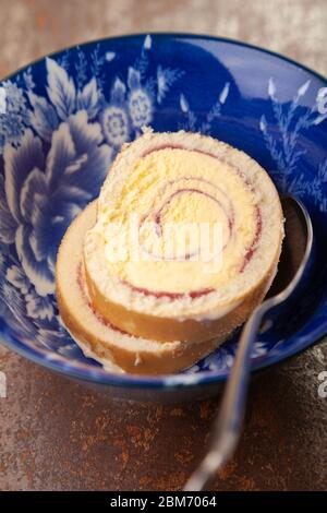 Tranches de dessert Arctic Roll dans un bol Banque D'Images