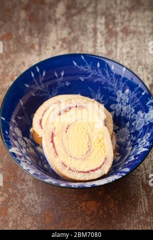 Tranches de dessert Arctic Roll dans un bol Banque D'Images