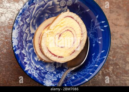 Des tranches de dessert Arctic Roll dans un bol vu de la tête. Banque D'Images
