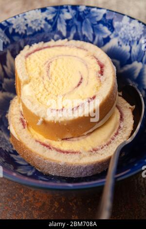 Tranches de dessert Arctic Roll dans un bol Banque D'Images