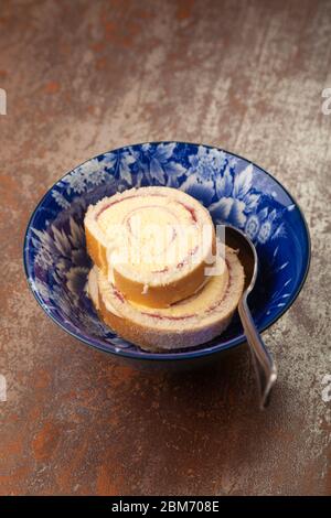 Tranches de dessert Arctic Roll dans un bol Banque D'Images