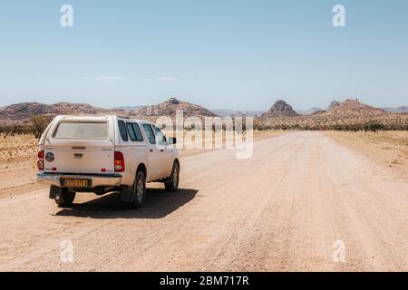Grand véhicule hors route stationné sur le côté de la route sur la route de Twyfelfontein, Namibie Banque D'Images