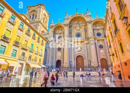 GRENADE, ESPAGNE - 27 SEPTEMBRE 2019 : place Plaza de las Pasiegas devant la façade de la cathédrale médiévale d'Incarnation, entourée de petits cafés Banque D'Images