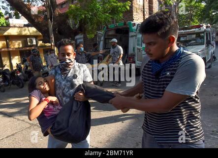 Andhra Pradesh, Inde. 7 mai 2020. Les gens transportent une femme inconsciente à l'hôpital après une fuite de gaz à l'usine chimique de « LG Polymers » dans le district de Vishakhakhapatnam, dans l'Andhra Pradesh, en Inde, le 7 mai 2020. Le nombre de morts dans l'incident de fuite de gaz de jeudi dans l'État du sud de l'Inde Andhra Pradesh a augmenté à 11, a confirmé le Directeur général de la National Disaster Response Force (NDRF) S.N. Pradhan tout en s'adressant aux médias à Delhi. Crédit: STR/Xinhua/Alay Live News Banque D'Images