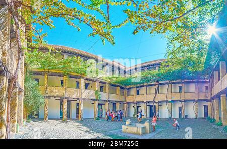 GRENADE, ESPAGNE - 25 SEPTEMBRE 2019 : Panorama de la cour de Corral del Carbon (chantier de charbon) - ancienne Caravanserai (auberge), entrepôt et commerce de gros m Banque D'Images