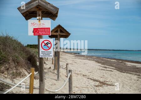 Palma de Majorque, Espagne. 06e mai 2020. PALMA DE MAJORQUE, ESPAGNE - MAI 6 2020 : Plage d'Estrenc en direction de sa Rapita de ses Covetes à - Majorque pendant l'écluse de Corona le 6 mai 2020 à Palma de Majorque, . (Photo de Thomas Reiner/ESPA-Images) crédit: Agence européenne de photo sportive/Alamy Live News Banque D'Images