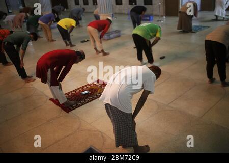 Dhaka, Bangladesh. 7 mai 2020. Les musulmans effectuent la prière pendant le Ramadan à la mosquée nationale Baitul Mukarram. Crédit : MD Mehedi Hasan/ZUMA Wire/Alay Live News Banque D'Images