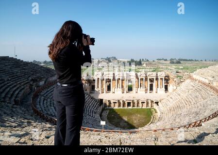 18 février 2018 : Tourisme prendre une photo aux ruines du Théâtre à Hieropolis, Pamukkale, Turquie Banque D'Images
