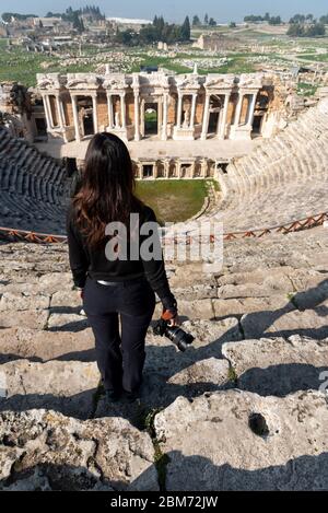18 février 2018 : Tourisme tenant une caméra dans les ruines du Théâtre à Hieropolis, Pamukkale, Turquie Banque D'Images