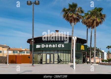 Palma de Majorque, Espagne. 05e mai 2020. PALMA DE MAJORQUE, ESPAGNE - 5 2020 MAI : fermé Mc Donalds à Santa Ponsa à - Majorque pendant l'écluse de Corona le 5 mai 2020 à Palma de Majorque, . (Photo de Thomas Reiner/ESPA-Images) crédit: Agence européenne de photo sportive/Alamy Live News Banque D'Images