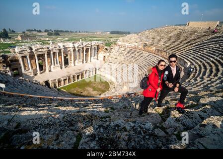 18 février 2018 : des touristes asiatiques prennent un selfie aux ruines du Théâtre à Hieropolis, Pamukkale, Turquie Banque D'Images