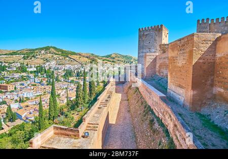 Les remparts massifs de la forteresse Alcazaba du complexe de l'Alhambra, situé au sommet de la colline Sabika à Grenade, en Espagne Banque D'Images