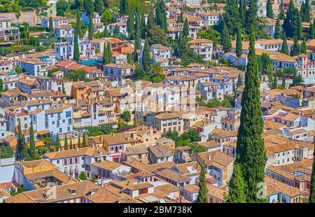 Les toits de tuiles de la vieille ville de Grenade avec le quartier Albaicin (Albayzin), vu de la tour du palais de l'Alhambra, Andalousie, Espagne Banque D'Images