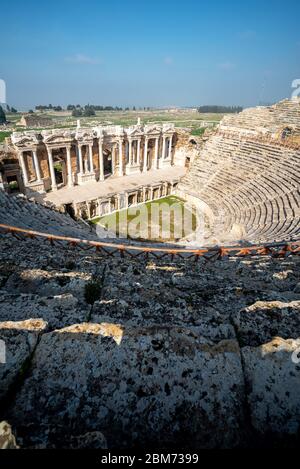 Les ruines du théâtre à Hieropolis, la ville ancienne de Pamukkale, Turquie Banque D'Images