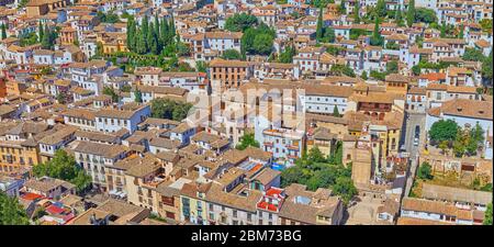 Vue aérienne sur le labyrinthe de rues étroites, de logements denses et de vieux toits de tuiles du quartier Albaicin (Albayzin) de Grenade, Espagne Banque D'Images