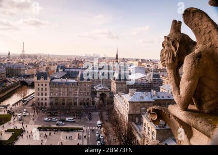 Gargouilles de la cathédrale notre-Dame surveillant étrangement la ville de Paris, France. Banque D'Images